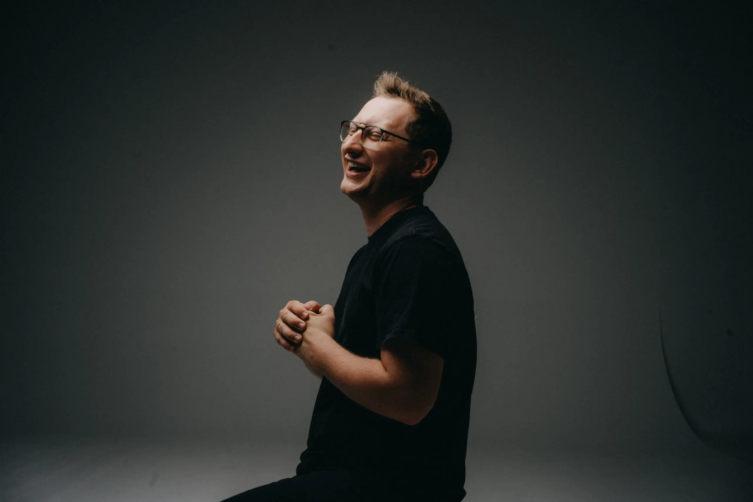 Ausgezeichneter Sieger von The Voice of Germany, Samuel Rösch, in einem modernen Fotoshooting.